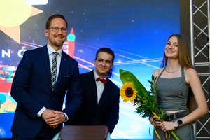 ZDEARZENIA 2024 - Gala Nagród Miasta Tarnowa - Na scenie od lewej: prezydent Jakub Kwaśny, wolontariusz i Oliwia Miś