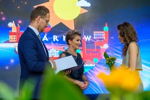 ZDEARZENIA 2024 - Gala Nagród Miasta Tarnowa - Na scenie  prezydent Jakub Kwaśny, przewodnicząca Rady Miasta Małgorzata Mękal wręczający stypendia artystyczne