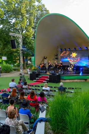 ZDEARZENIA 2024 - Gala Nagród Miasta Tarnowa - Na scenie zespół Dzień Dobry i publiczność amfiteatralna