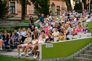 ZDEARZENIE 2024 - Koncert: YASNO, MEEK, OH WHY? - Publiczność zgromadzona w Amfiteatrze