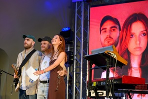 ZDEARZENIE 2024 - Koncert: YASNO, MEEK, OH WHY? - Na scenie Yasno żegnające się publicznością