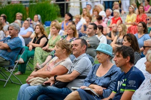 ZDEARZENIA 2024 - Przeboje Wielkiego Ekranu - Amfiteatralna publiczność wsłuchana w filmowe przeboje