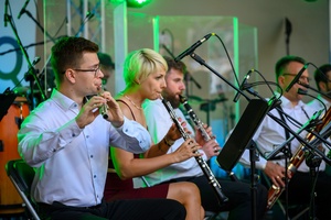 ZDEARZENIA 2024 - Przeboje Wielkiego Ekranu - Na scenie grająca orkiestra Impressione