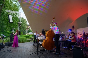 ZDEARZENIA 2024 - Przeboje Wielkiego Ekranu - Na scenie śpiewająca sopranistka Milena Lange i orkiestra Imressione