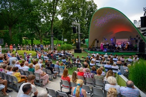 ZDEARZENIA 2024 - Przeboje Wielkiego Ekranu - Amfiteatralna publiczność wsłuchana w filmowe przeboje