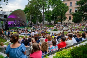 ZDEARZENIA 2024 - Przeboje Wielkiego Ekranu - Amfiteatralna publiczność wsłuchana w filmowe przeboje