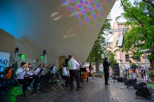 ZDEARZENIA 2024 - Przeboje Wielkiego Ekranu - Na scenie śpiewający barytonem Michał Janicki i grająca orkiestra Impressione