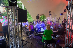 ZDEARZENIA 2024 - Przeboje Wielkiego Ekranu - Na scenie grająca orkiestra Impressione