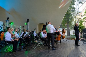 ZDEARZENIA 2024 - Przeboje Wielkiego Ekranu - Na scenie grająca orkiestra Impressione