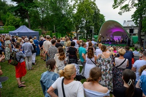 ZDEARZENIA 2024 - Przeboje Wielkiego Ekranu - Amfiteatralna publiczność wsłuchana w filmowe przeboje