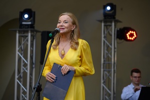 ZDEARZENIA 2024 - Przeboje Wielkiego Ekranu - Na scenie aktorka Laura Łącz prowadząca koncert muzyki filmowej