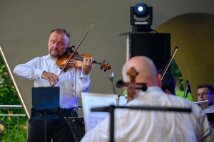 ZDEARZENIA 2024 - Przeboje Wielkiego Ekranu - Na scenie grająca orkiestra Impressione