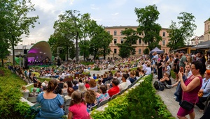 ZDEARZENIA 2024 - Przeboje Wielkiego Ekranu - Amfiteatralna publiczność wsłuchana w filmowe przeboje