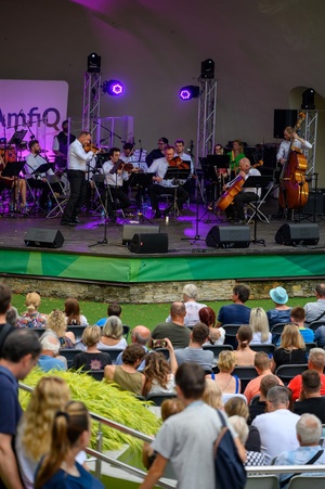 ZDEARZENIA 2024 - Przeboje Wielkiego Ekranu - Na scenie grająca orkiestra Impressione