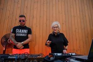 ZDEARZENIA 2024 - Sztafeta Pokoleń: DJ Wika & DJ Skorp - Na podestach przed Domem Kultury od lewej: DJ Skorp, DJ Wika