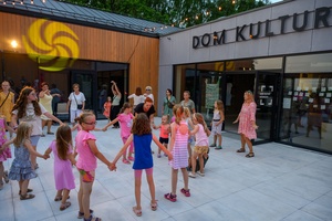 ZDEARZENIA 2024 - Sztafeta Pokoleń: DJ Wika & DJ Skorp - Przed Domem Kultury osoby tańczące do miksów DJ Wiki i DJ Skoro