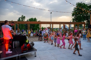 ZDEARZENIA 2024 - Sztafeta Pokoleń: DJ Wika & DJ Skorp - Przed Domem Kultury osoby tańczące do miksów DJ Wiki i DJ Skoro