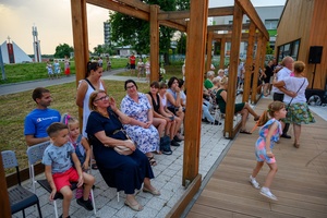 ZDEARZENIA 2024 - Sztafeta Pokoleń: DJ Wika & DJ Skorp - Publiczność zebrana w okolicach Domu Kultury podczas dj'skiej Sztafety Pokoleń