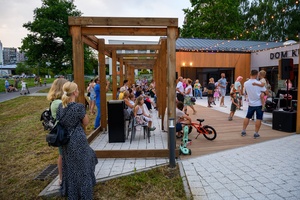 ZDEARZENIA 2024 - Sztafeta Pokoleń: DJ Wika & DJ Skorp - Publiczność zebrana w okolicach Domu Kultury podczas dj'skiej Sztafety Pokoleń