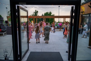 ZDEARZENIA 2024 - Sztafeta Pokoleń: DJ Wika & DJ Skorp - Przed Domem Kultury osoby tańczące do miksów DJ Wiki i DJ Skoro