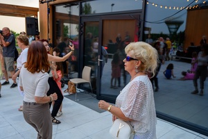 ZDEARZENIA 2024 - Sztafeta Pokoleń: DJ Wika & DJ Skorp - Przed Domem Kultury osoby tańczące do miksów DJ Wiki i DJ Skoro