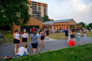 ZDEARZENIA 2024 - Sztafeta Pokoleń: DJ Wika & DJ Skorp - Publiczność zebrana w okolicach Domu Kultury podczas dj'skiej Sztafety Pokoleń