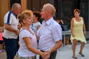 ZDEARZENIA 2024 - Sztafeta Pokoleń: DJ Wika & DJ Skorp - Przed Domem Kultury osoby tańczące do miksów DJ Wiki i DJ Skoro