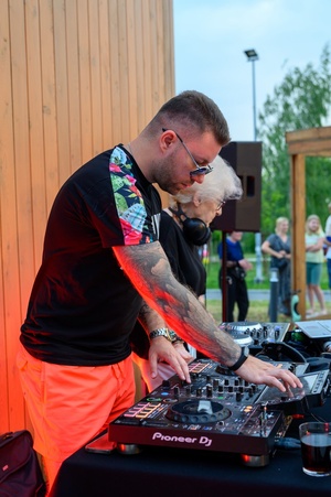 ZDEARZENIA 2024 - Sztafeta Pokoleń: DJ Wika & DJ Skorp - Na podestach przed Domem Kultury od lewej: DJ Skorp, DJ Wika