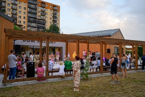 ZDEARZENIA 2024 - Sztafeta Pokoleń: DJ Wika & DJ Skorp - Publiczność zebrana w okolicach Domu Kultury podczas dj'skiej Sztafety Pokoleń