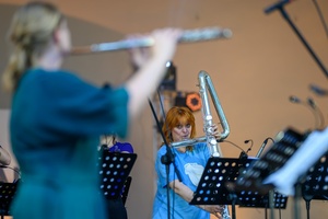 Koncert fletowy Summertime Symphony - Na scenie grający uczestnicy Tarnowskiego Lata Fletowego