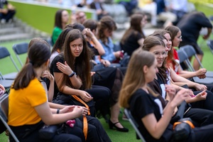 Koncert fletowy Summertime Symphony - Uczestnicy Tarnowskiego Lata Fletowego wśród amfiteatralnej publiczności