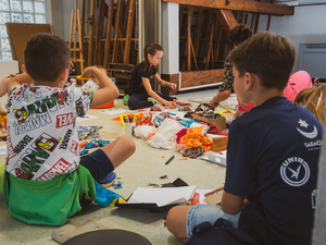 otwARTa jeszcze bardziej. Warsztaty dla małych pasjonatów sztuki - PORTRET - Uczestnicy warsztatów podczas tworzenia prac plastycznych.