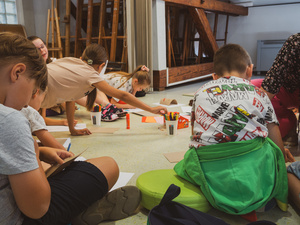 otwARTa jeszcze bardziej. Warsztaty dla małych pasjonatów sztuki - PORTRET - Uczestnicy warsztatów podczas tworzenia prac plastycznych.