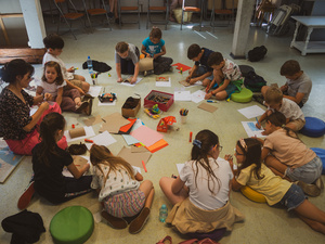 otwARTa jeszcze bardziej. Warsztaty dla małych pasjonatów sztuki - PORTRET - Uczestnicy warsztatów podczas tworzenia prac plastycznych.