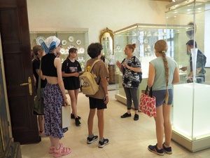 Wakacje z otwARTą: Kurs rysunku i malarstwa - Uczestnicy podczas warsztatów - wizyta w Muzeum Ziemi Tarnowskiej.