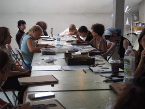 Wakacje z otwARTą: Kurs rysunku i malarstwa - Uczestnicy podczas warsztatów - praca w pracowni.