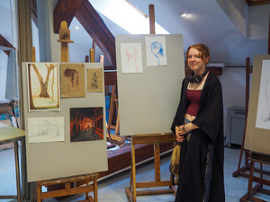 Wakacje z otwARTą: Kurs rysunku i malarstwa - Uczestnicy podczas warsztatów - wystawa w pracowni.