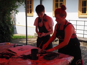 Wakacje z otwARTą: Kurs rysunku i malarstwa - Uczestnicy podczas warsztatów - praca w plenerze w Muzeum Etonograficznym.