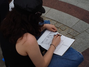 Wakacje z otwARTą: Kurs rysunku i malarstwa - Uczestnicy podczas warsztatów - praca w plenerze.