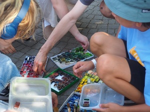 Wakacje z otwARTą: Kurs rysunku i malarstwa - Uczestnicy podczas warsztatów - praca w plenerze.