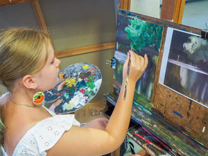 Wakacje z otwARTą: Kurs rysunku i malarstwa - Uczestnicy podczas warsztatów - praca w pracowni.