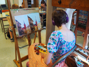 Wakacje z otwARTą: Kurs rysunku i malarstwa - Uczestnicy podczas warsztatów - praca w pracowni.