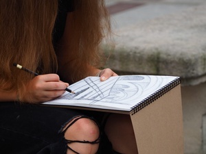 Wakacje z otwARTą: Kurs rysunku i malarstwa - Uczestnicy podczas warsztatów - praca w plenerze.