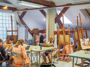 Wakacje z otwARTą: Kurs rysunku i malarstwa - Uczestnicy podczas warsztatów - praca w pracowni.