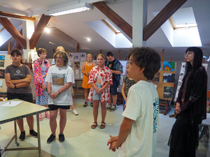 Wakacje z otwARTą: Kurs rysunku i malarstwa - Uczestnicy podczas warsztatów - praca w pracowni.