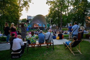 Starówka Jazz Festival - 19.07.2024 r. - Koncert zespołu Leliwa Jazz Band. Widownia Amfiteatru.