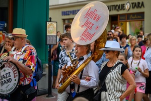 Starówka Jazz Festival - 19.07.2024 r. - Parada nowoorleańska. Muzycy podczas występu.
