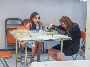 Wakacje z otwARTą: Warsztaty robienia zielników - Uczestnicy podczas warsztatów - praca w pracowni.