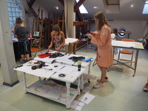 Wakacje z otwARTą: Warsztaty robienia zielników - Uczestnicy podczas warsztatów - praca w pracowni.