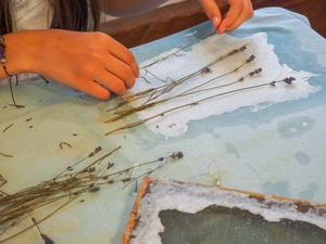 Wakacje z otwARTą: Warsztaty robienia zielników - Uczestnicy podczas warsztatów - praca w pracowni.